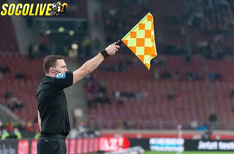 Cầu thủ sẽ bị thổi phạt việt vị trong tình huống nào